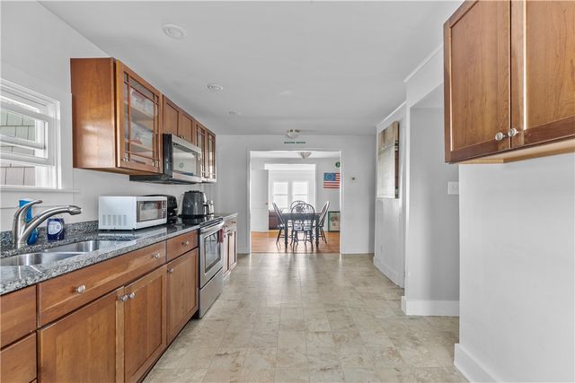 38 Aquidneck Avenue, Portsmouth, RI 02871