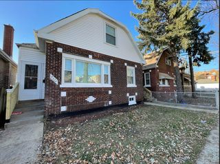 9322 S Saginaw Avenue, Chicago, IL 60617