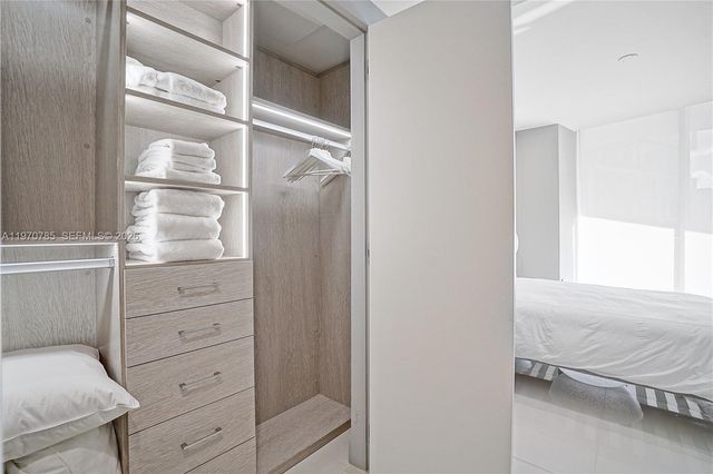 475 Brickell Ave 1913, Miami, FL 33131