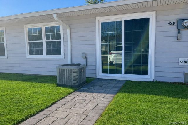 42 Trent Ct D, Ridge, NY 11961