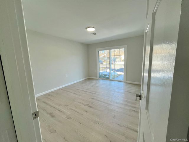 42 Trent Ct D, Ridge, NY 11961