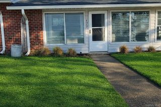 42 Trent Ct D, Ridge, NY 11961