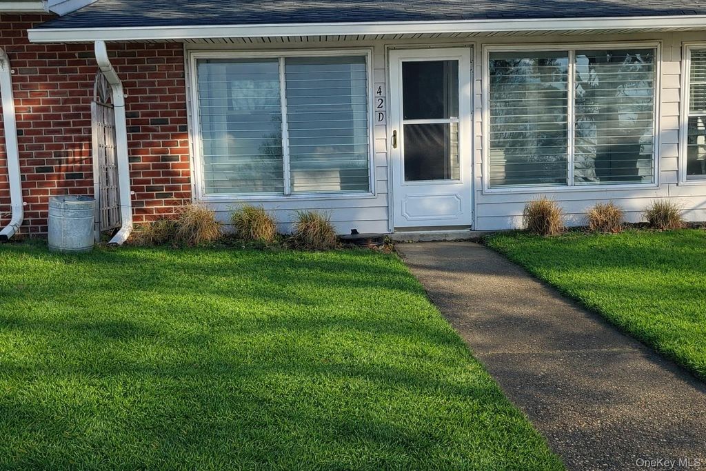 42 Trent Ct D, Ridge, NY 11961