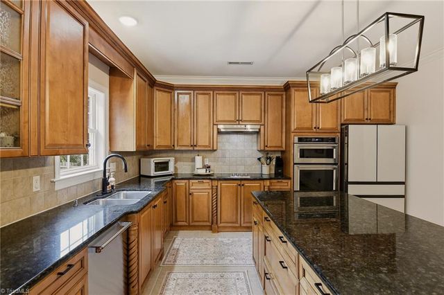 138 Montauk Court, Clemmons, NC 27012