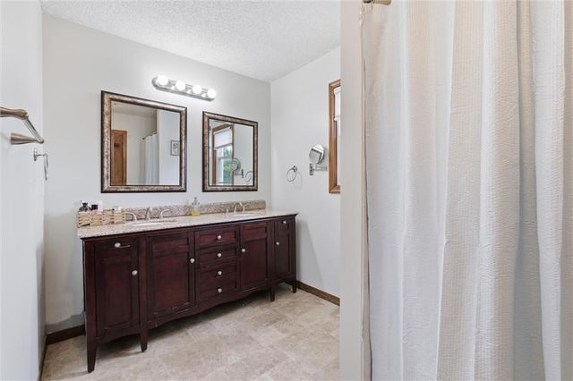 1240 E Sleepy Hollow Drive, Olathe, KS 66062
