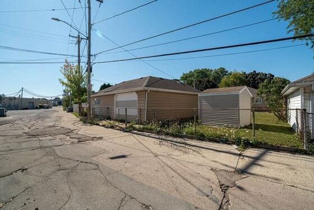 7719 W Fiebrantz AVENUE, Milwaukee, WI 53222