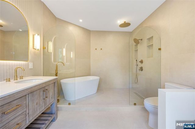 390 Harland Avenue, Haworth, NJ 07641