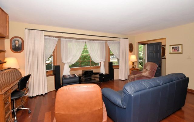 6600 N Braeburn LANE, Glendale, WI 53209
