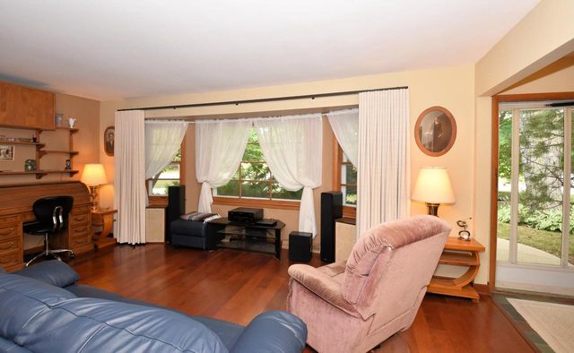 6600 N Braeburn LANE, Glendale, WI 53209