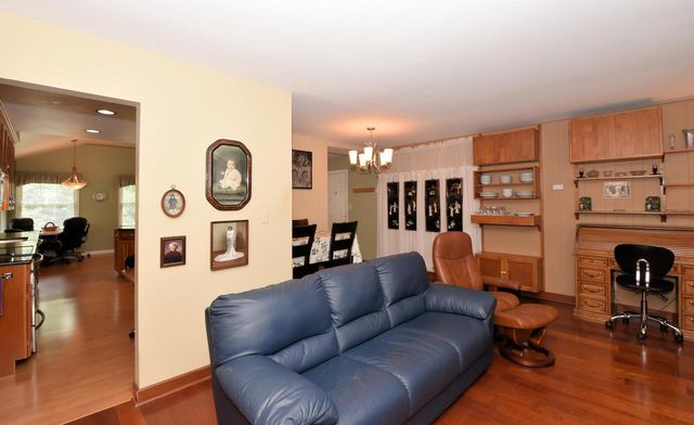 6600 N Braeburn LANE, Glendale, WI 53209