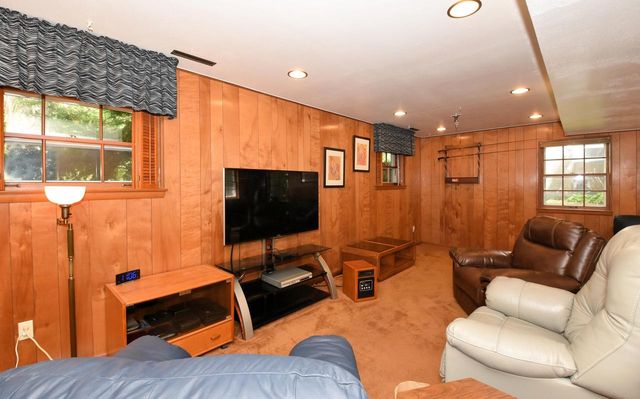 6600 N Braeburn LANE, Glendale, WI 53209