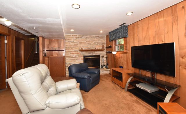 6600 N Braeburn LANE, Glendale, WI 53209