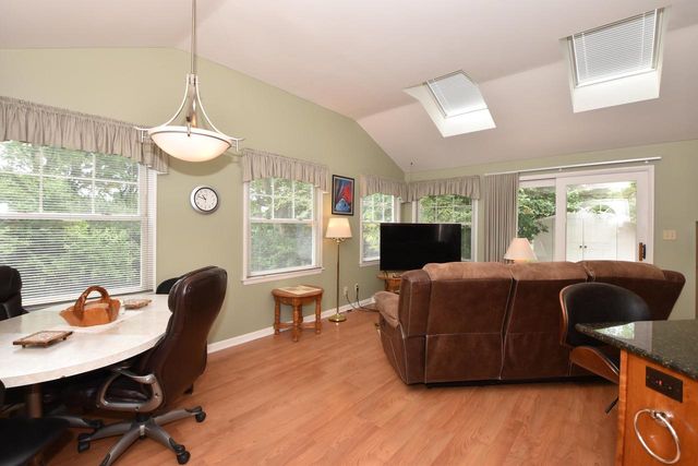 6600 N Braeburn LANE, Glendale, WI 53209