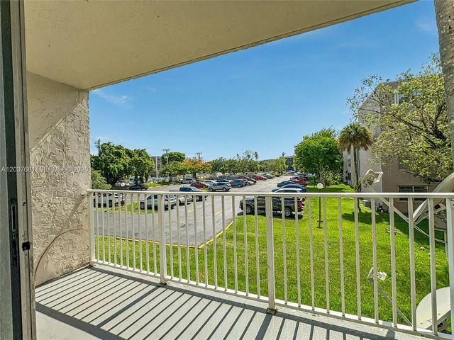 8405 NW 8th Street 204, Miami, FL 33126