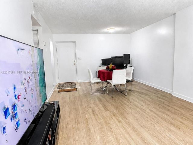 8405 NW 8th Street 204, Miami, FL 33126