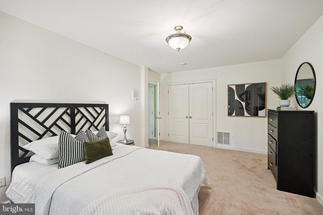 12 COVE RD, Moorestown, NJ 08057