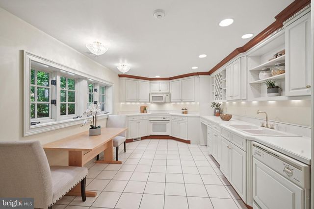 12 COVE RD, Moorestown, NJ 08057