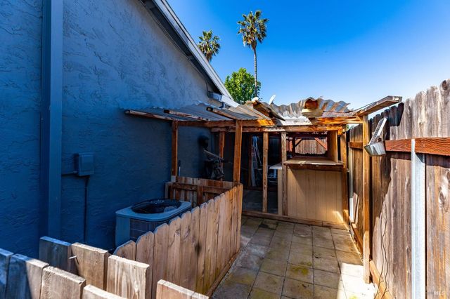 531 Colonial Cir, Vacaville, CA 95687