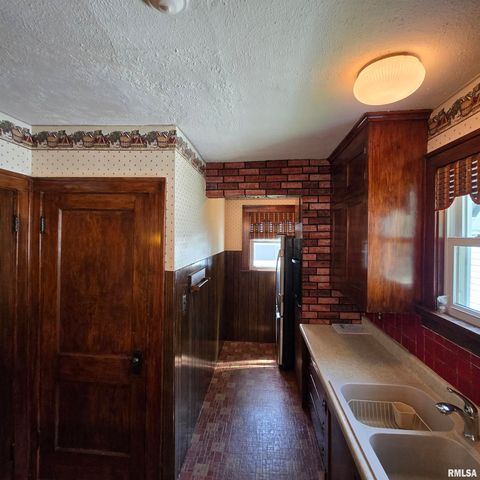 2415 N CENTRAL Avenue, Peoria, IL 61603