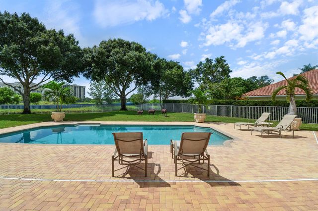 2801 Embassy Drive, West Palm Beach, FL 33401