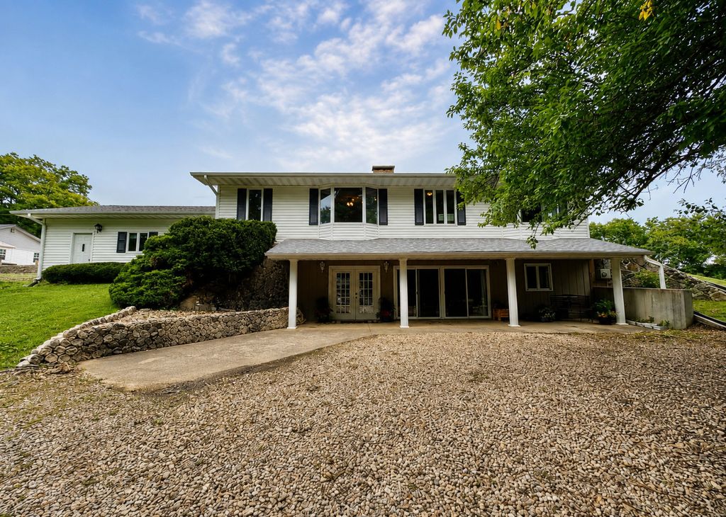 Image 1 of property listing at 1335 Schwartz Road, Centralia, IL 62801