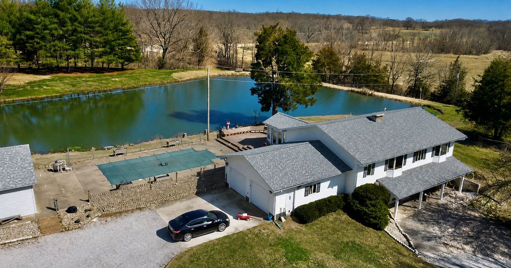 Image 2 of property listing at 1335 Schwartz Road, Centralia, IL 62801