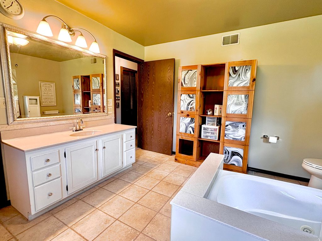 Image 29 of property listing at 1335 Schwartz Road, Centralia, IL 62801