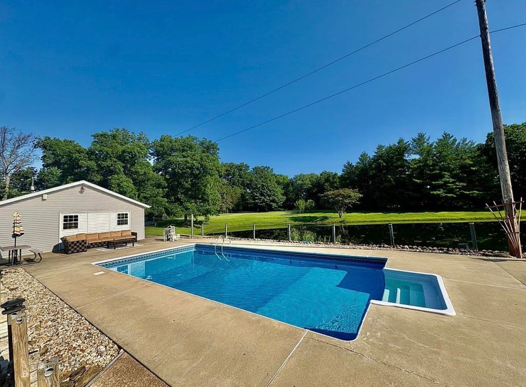 Image 8 of property listing at 1335 Schwartz Road, Centralia, IL 62801