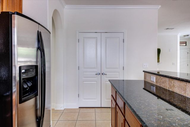 6705 Covered Bridge DR 10, Austin, TX 78736