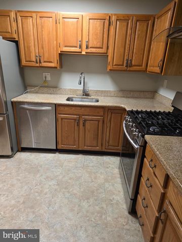 42 RAMPART DR, Chesterbrook, PA 19087