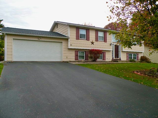 33 Groveview Circle, Greece, NY 14612