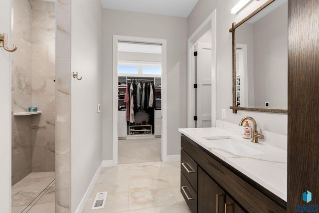 105 N Tumble Creek Cir Circle, Sioux Falls, SD 57110