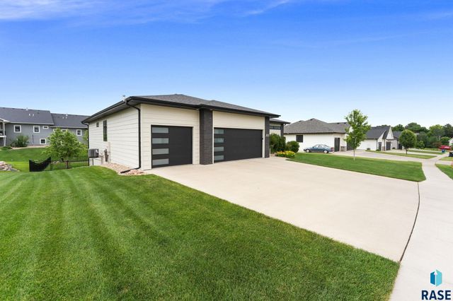 105 N Tumble Creek Cir Circle, Sioux Falls, SD 57110