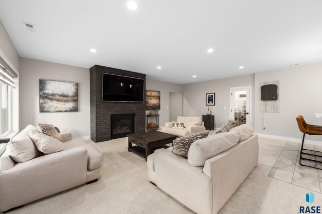 105 N Tumble Creek Cir Circle, Sioux Falls, SD 57110