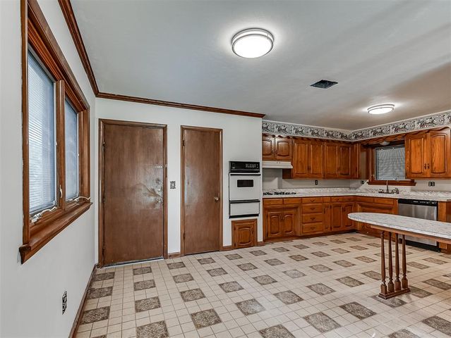 136 Elwood Drive, Edmond, OK 73013