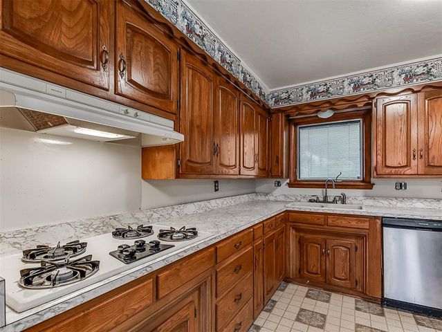 136 Elwood Drive, Edmond, OK 73013