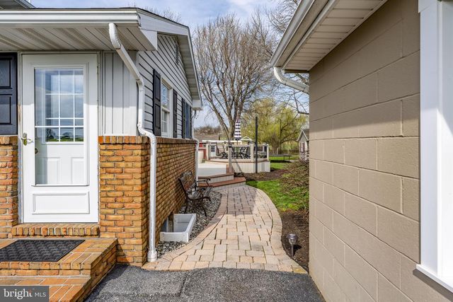 897 S CUSTER AVE, New Holland, PA 17557