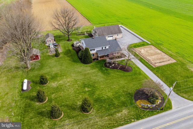 897 S CUSTER AVE, New Holland, PA 17557
