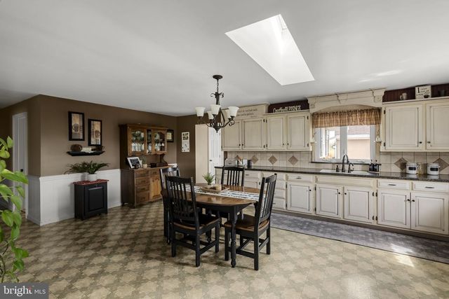 897 S CUSTER AVE, New Holland, PA 17557