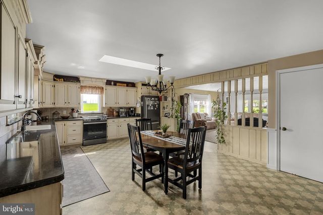 897 S CUSTER AVE, New Holland, PA 17557