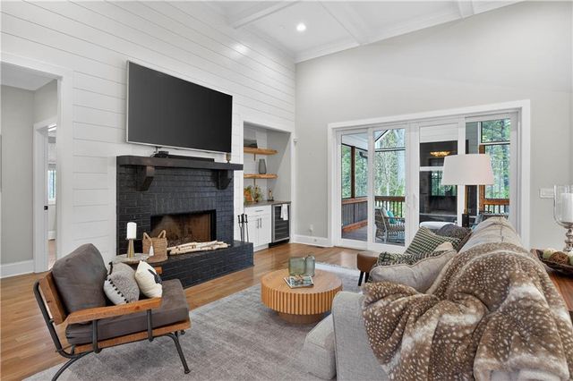 6570 Crestwood Peninsula, Flowery Branch, GA 30542