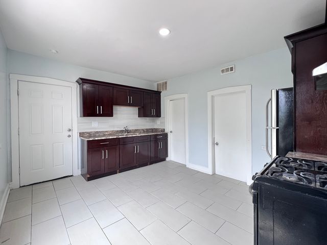 8856 S Lowe Avenue 2F, Chicago, IL 60620