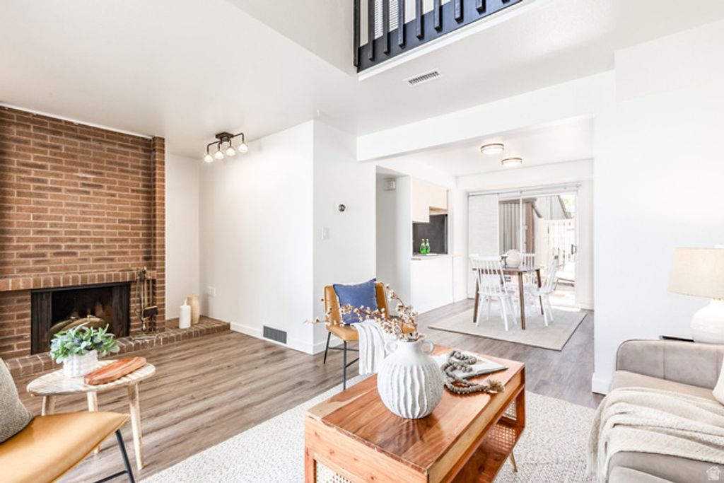 Image 2 of property listing at 507 E TONALEA DR, Murray, UT 84107