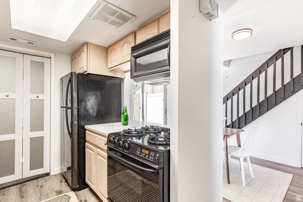 Image 12 of property listing at 507 E TONALEA DR, Murray, UT 84107