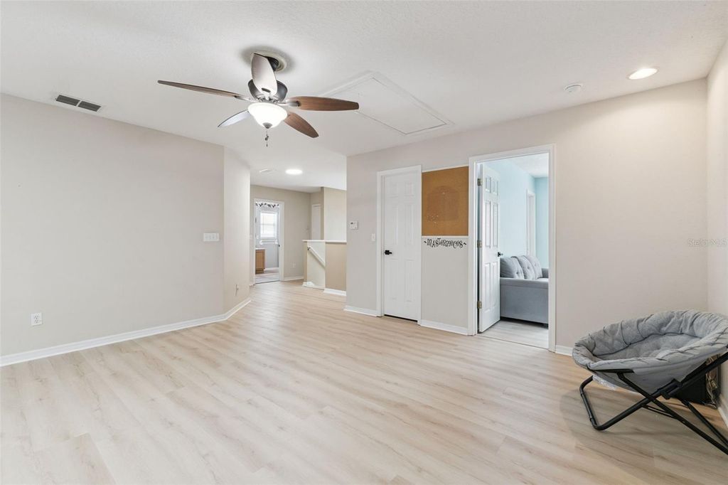 Image 14 of property listing at 422 SANDRINGHAM COURT, Winter Springs, FL 32708