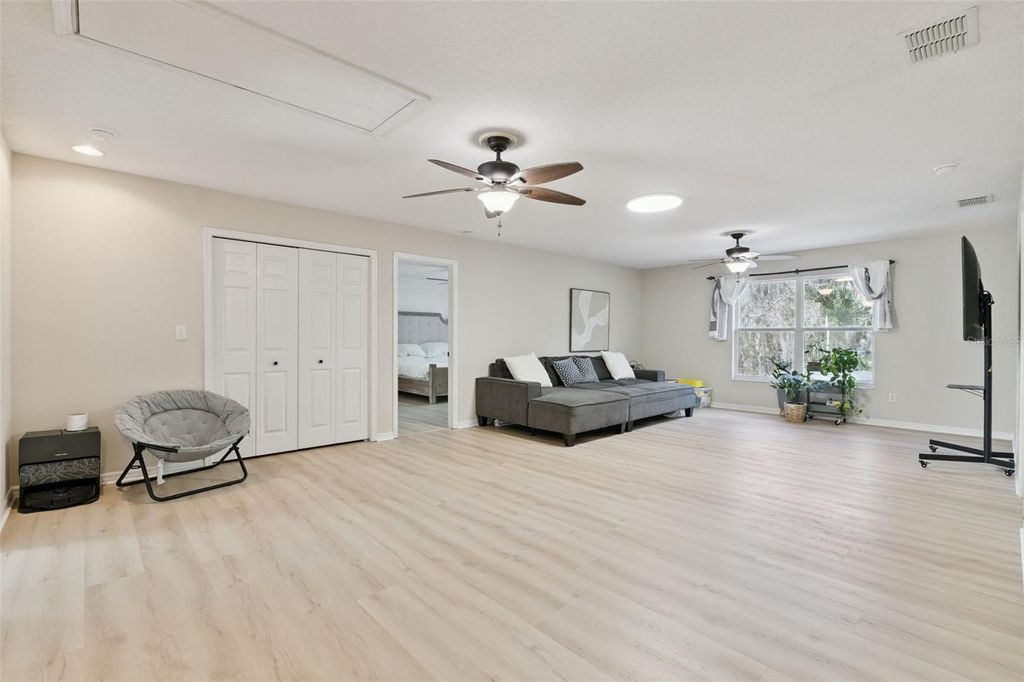 Image 15 of property listing at 422 SANDRINGHAM COURT, Winter Springs, FL 32708