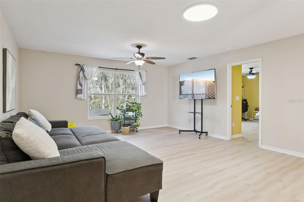 Image 17 of property listing at 422 SANDRINGHAM COURT, Winter Springs, FL 32708