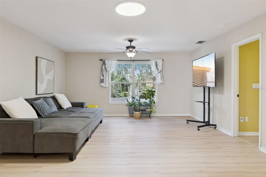 Image 18 of property listing at 422 SANDRINGHAM COURT, Winter Springs, FL 32708