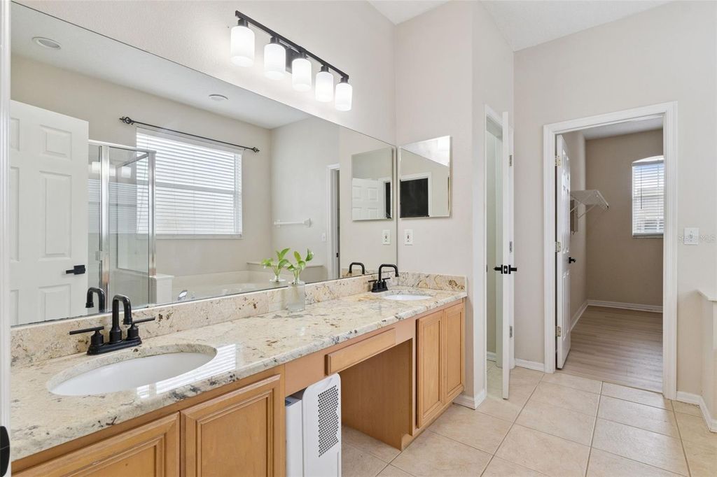 Image 26 of property listing at 422 SANDRINGHAM COURT, Winter Springs, FL 32708