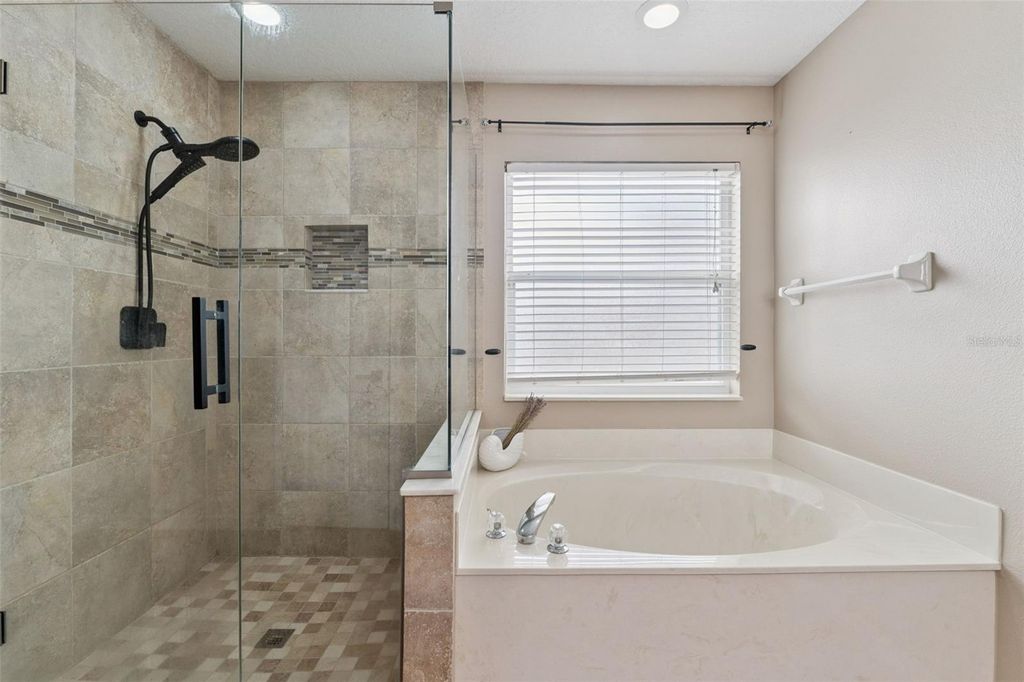 Image 28 of property listing at 422 SANDRINGHAM COURT, Winter Springs, FL 32708